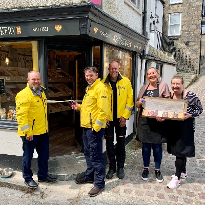 New flapjack store in St Ives raises funds for the lifeboat station
