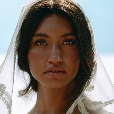 Receive a veil with a full-priced dress at Grace Loves Lace
