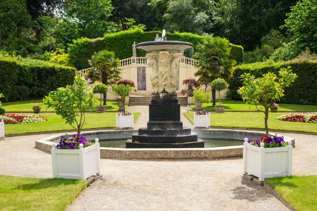 gardens, hedgerows, water fountains, flowers